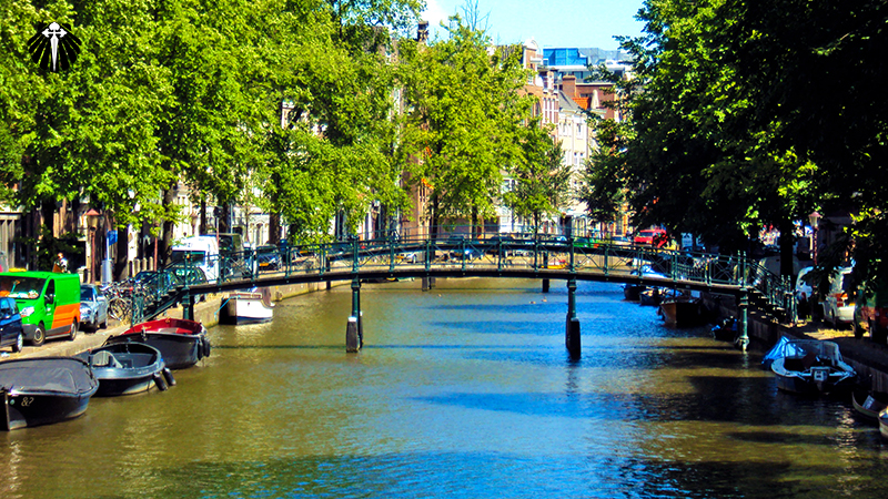Canais navegáveis de Amsterdam