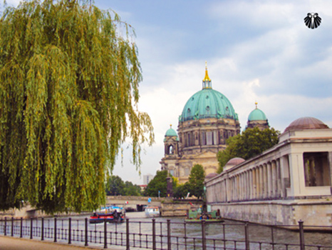 Vista da Catedral de Berlim as margens do Rio Spree.