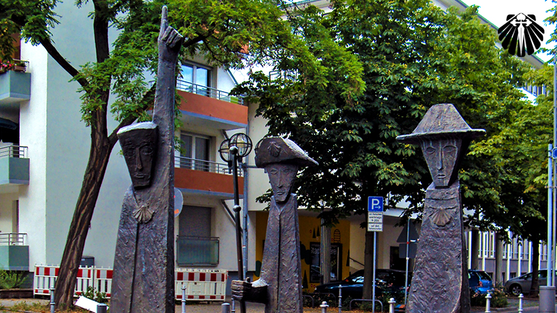 Estatuas peregrinas na Igreja de Sao Leonardo