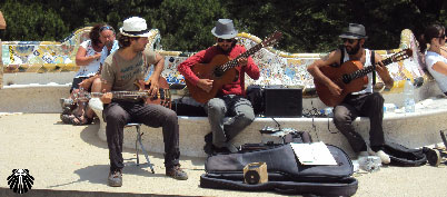 Músicos se apresentando no Parque Güell