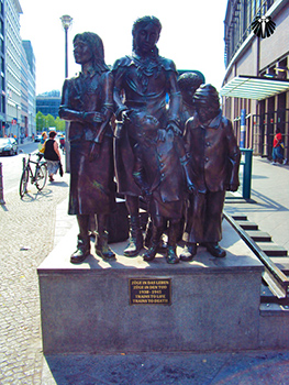 Estátua em homenagem as mulheres alemãs. Thumb