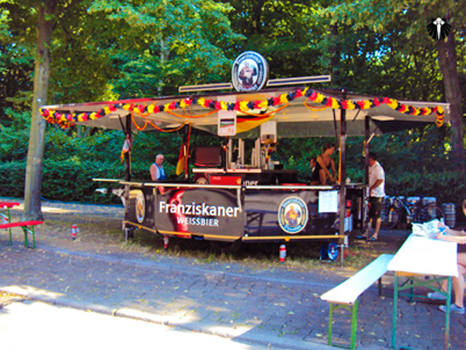 Barraca típica de cerveja alemã na FifaFanFest Berlim 2010.