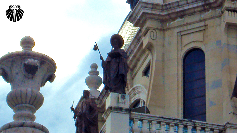 Peregrino no alto da Catedral de Madri