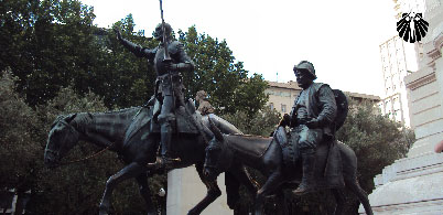 Estátua de Don Quixote e Sancho Pança, ícones da literatura de Cervantes.
