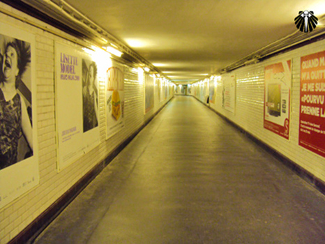 Uma das galerias de ligação entre as linhas do metrô de Paris.