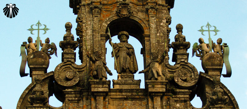Estátua de Santiago Peregrino no topo da Catedral.