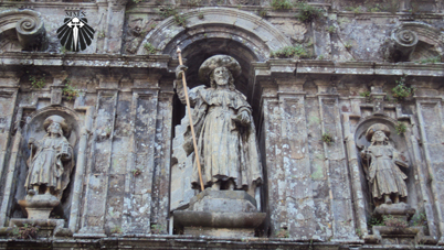 Estatua de Santiago na entrada da Catedral
